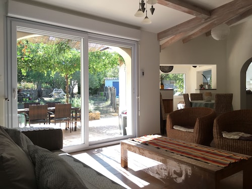 Le Mas des Pins liegt im Herzen der Pinienwälder von Nîmes