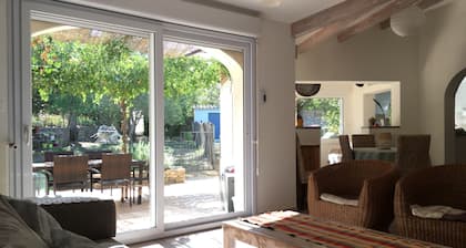 Le Mas des Pins liegt im Herzen der Pinienwälder von Nîmes