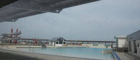 Una piscina cubierta, una piscina climatizada