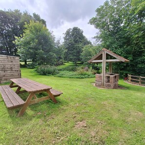 Outdoor dining - Modern 4 bed Cottage In Rural Setting close to beach. 1.5 Acres of shared Garden (Kingsbridge)