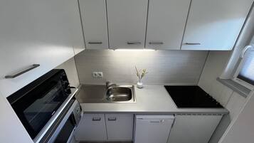 Kühlschrank, Mikrowelle, Herdplatte, Geschirrspüler