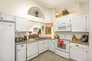 Kjøleskap, mikrobølgeovn, ovn og kokeplater