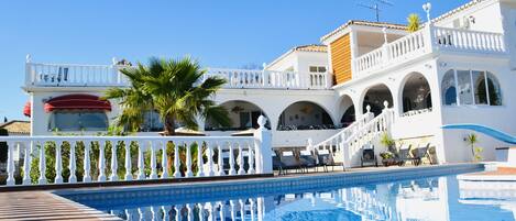 Piscine couverte, piscine extérieure