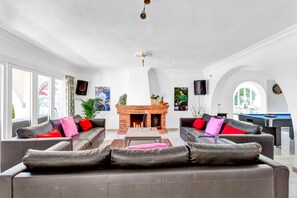 TV connectée, cheminée, table de tennis de table, chaîne hi-fi