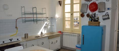 Réfrigérateur, four, plaque de cuisson, cafetiÚre/bouilloire