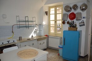 Réfrigérateur, four, plaque de cuisson, cafetière/bouilloire