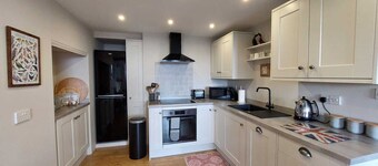 The Hayloft- dog friendly romantic retreat- log burner and lovely rural views