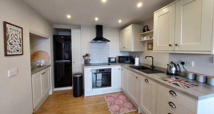 The Hayloft- dog friendly romantic retreat- log burner and lovely rural views