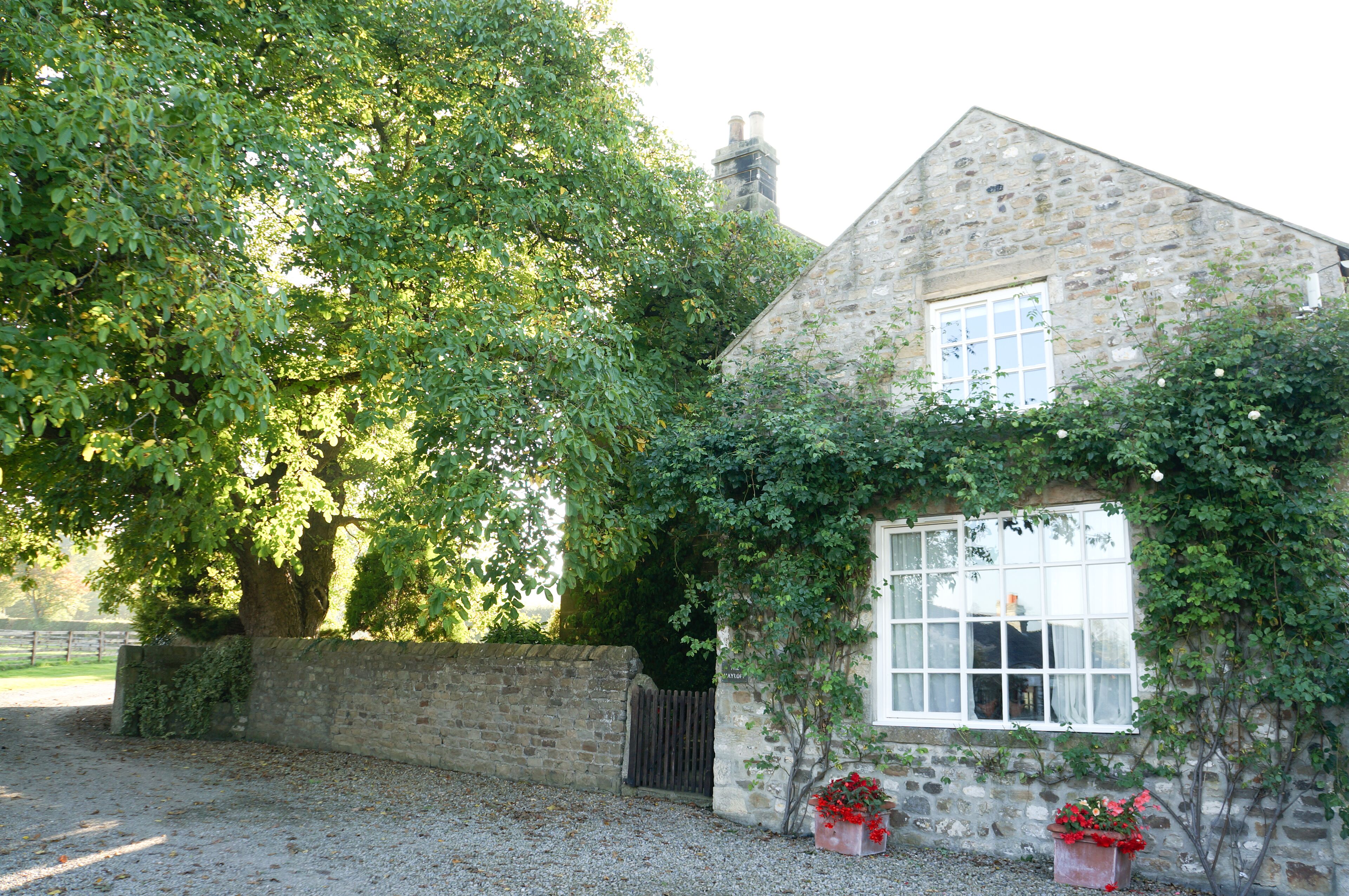 The Hayloft- dog friendly romantic retreat- log burner and lovely rural views