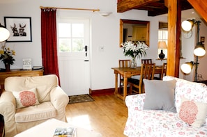 Smart TV, fireplace, ping pong, toys - The Hayloft- dog friendly romantic retreat- log burner and lovely rural views (County Durham)