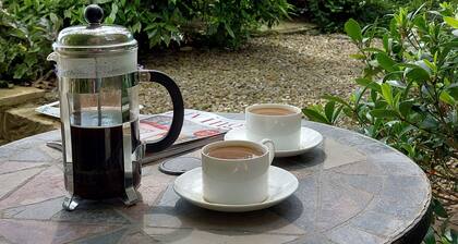 The Hayloft- dog friendly romantic retreat- log burner and lovely rural views