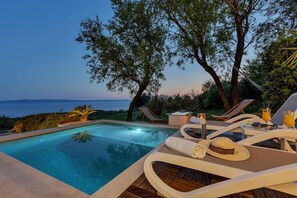 Piscine extérieure, piscine chauffée, chaises longues
