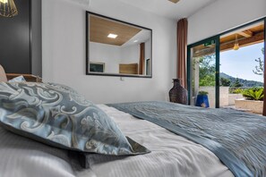 2 chambres, coffres-forts dans les chambres, fer et planche à repasser