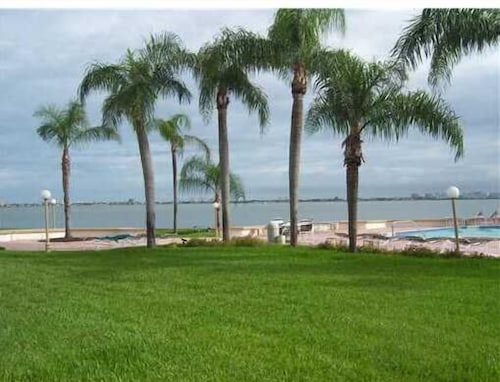 St Petersburg Beaches Waterfront Villa on Beautiful Isla Del Sol Sleeps 6