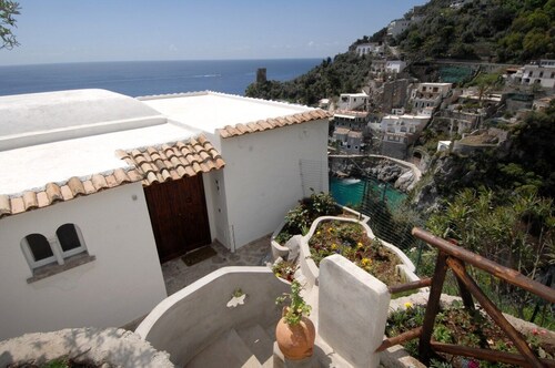 Blessed villa directly on the sea.