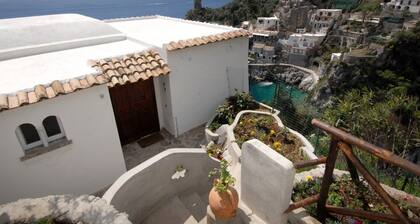 Blessed villa directly on the sea.