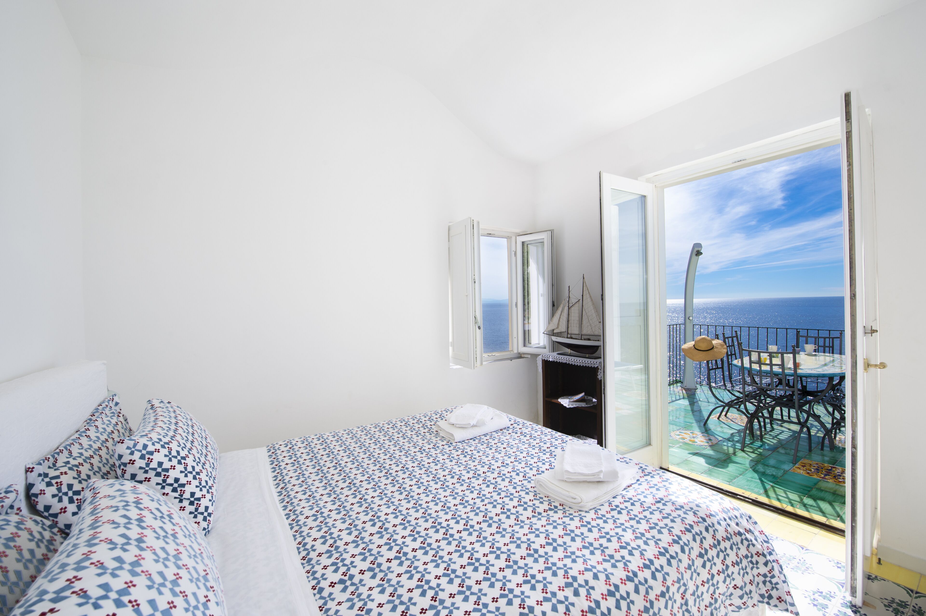 Blessed villa directly on the sea.