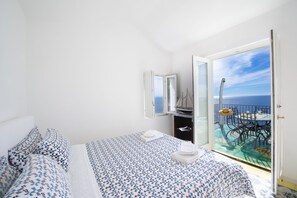 5 bedrooms, iron/ironing board, free WiFi, bed sheets - Blessed villa directly on the sea. (Praiano)