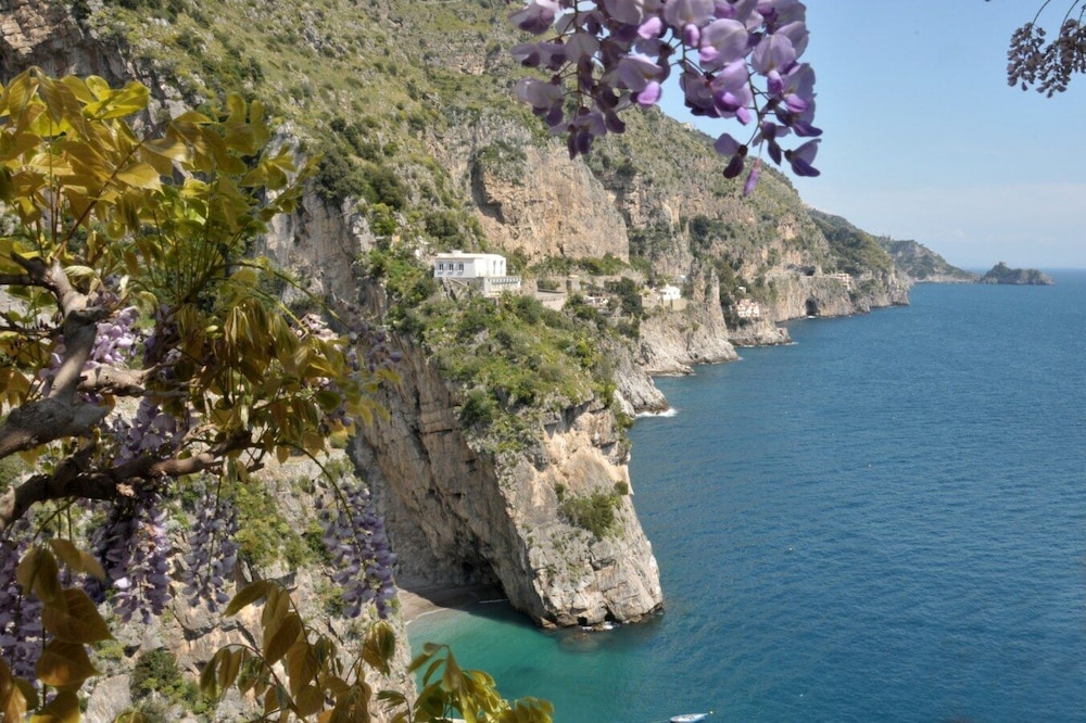 Blessed villa directly on the sea.