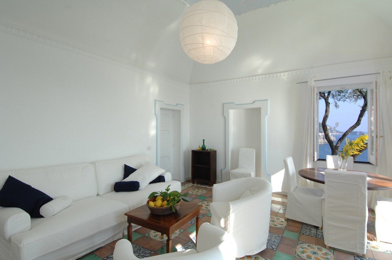 Blessed villa directly on the sea.