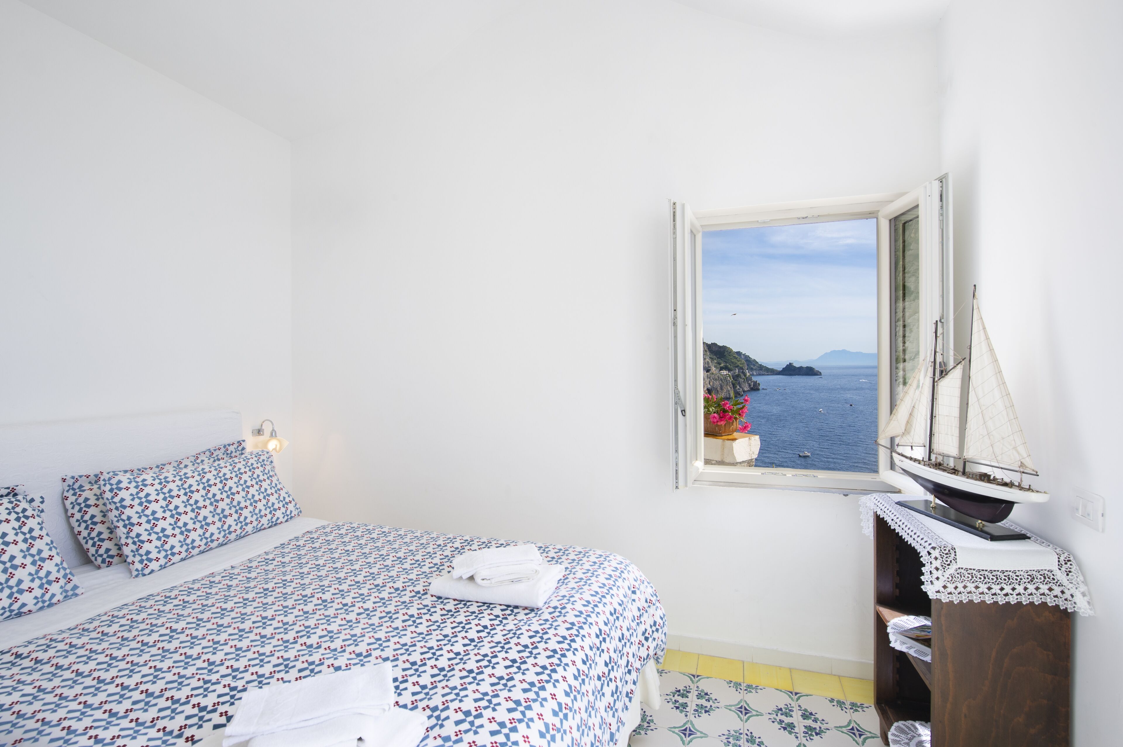 Blessed villa directly on the sea.