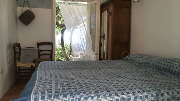 2 bedrooms, iron/ironing board, bed sheets