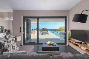 TV, DVD player - Laysan Albatross Villa (Gennadi)