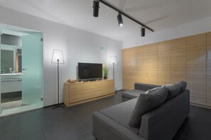 Televisión, reproductor de DVD y libros 