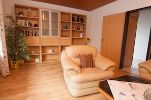 TV - Pleasant and bright: The ground floor apartment with its ca. (Carolinensiel)