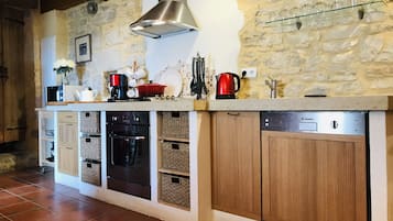 Een koelkast, een microgolfoven, een oven, een kookplaat