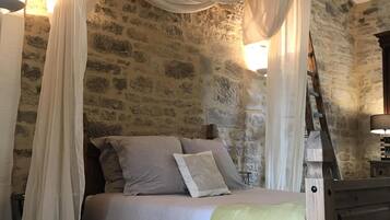 3 slaapkamers, een strijkplank/strijkijzer, gratis wifi, beddengoed