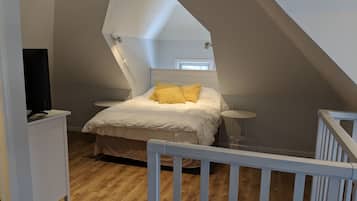 5 bedrooms, iron/ironing board, WiFi, bed sheets