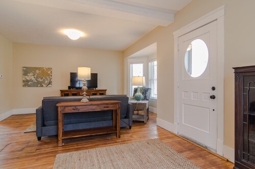 ★ Professionally remodeled  century home minutes from the clinic & Downtown!