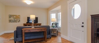 ★ Professionally remodeled  century home minutes from the clinic & Downtown!