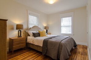 5 bedrooms, iron/ironing board, WiFi, bed sheets