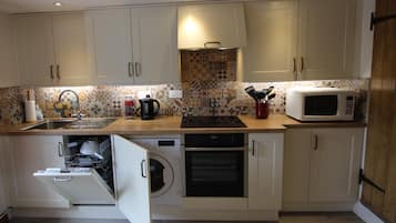 Køleskab, mikrobølgeovn, ovn, kogeplade