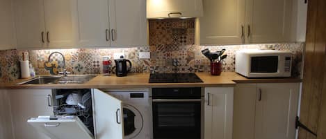 Geladeira, micro-ondas, fogão, cooktop