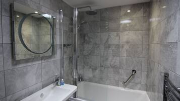 Ensemble douche/baignoire, sĂšche-cheveux, serviettes fournies, savon