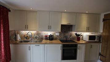 Køleskab, mikrobølgeovn, ovn, kogeplade