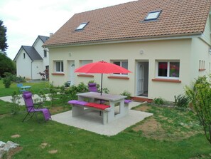Outdoor dining - Sea view apartment, terrace, balcony, garden (Criel-Sur-Mer)
