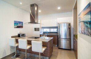 Refrigerador, microondas, cafetera y tetera y tostadora 