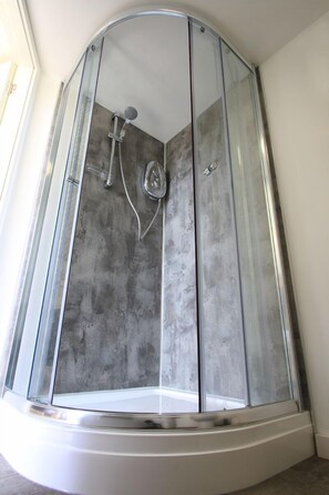 Douche, sèche-cheveux, serviettes fournies, savon