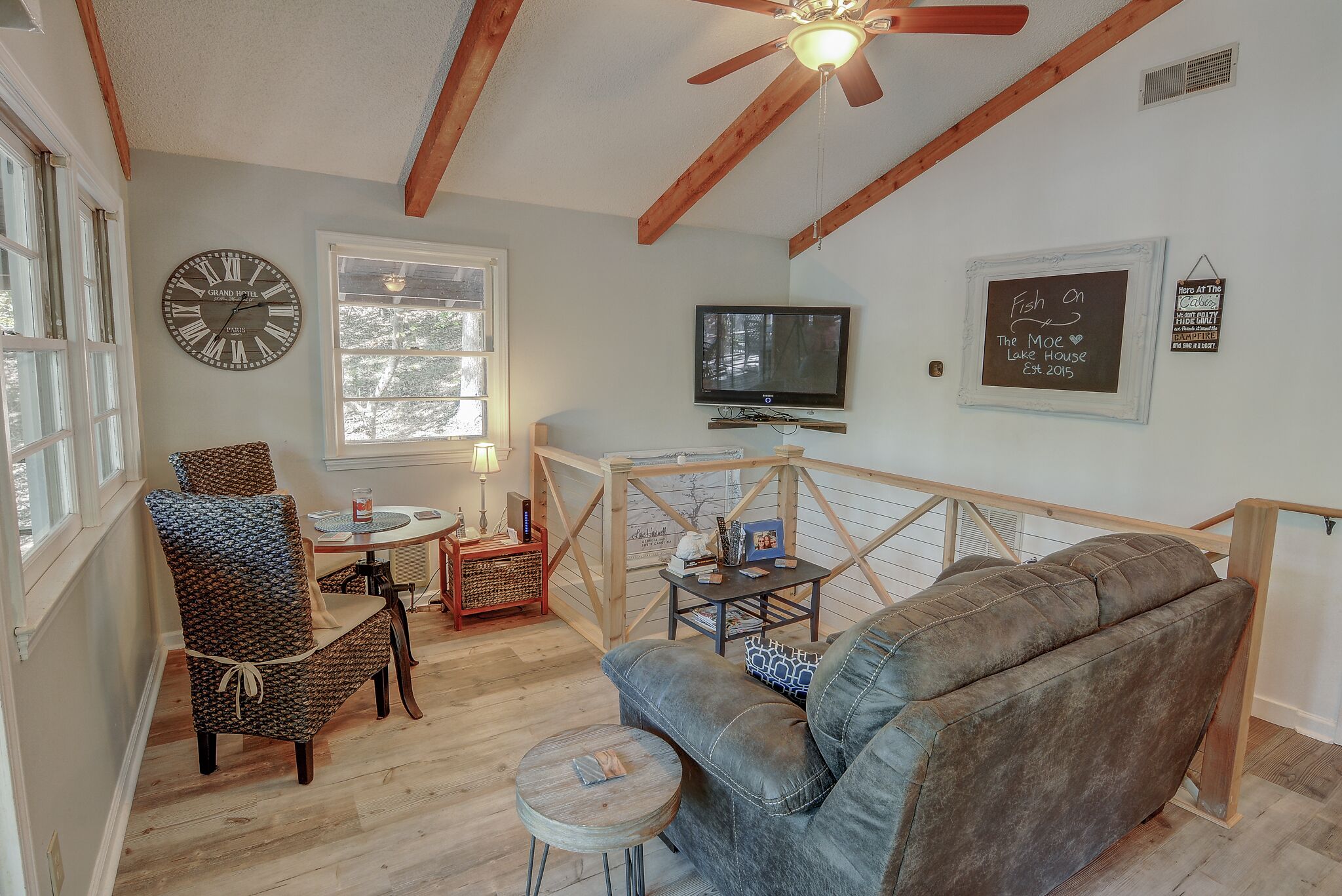 Lake Front Wooded Cabin - glamping vibe on Lake Hartwell, with Fire Pit & Dock.