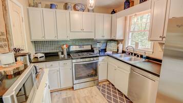 冰箱、微波炉、烤箱、炉灶