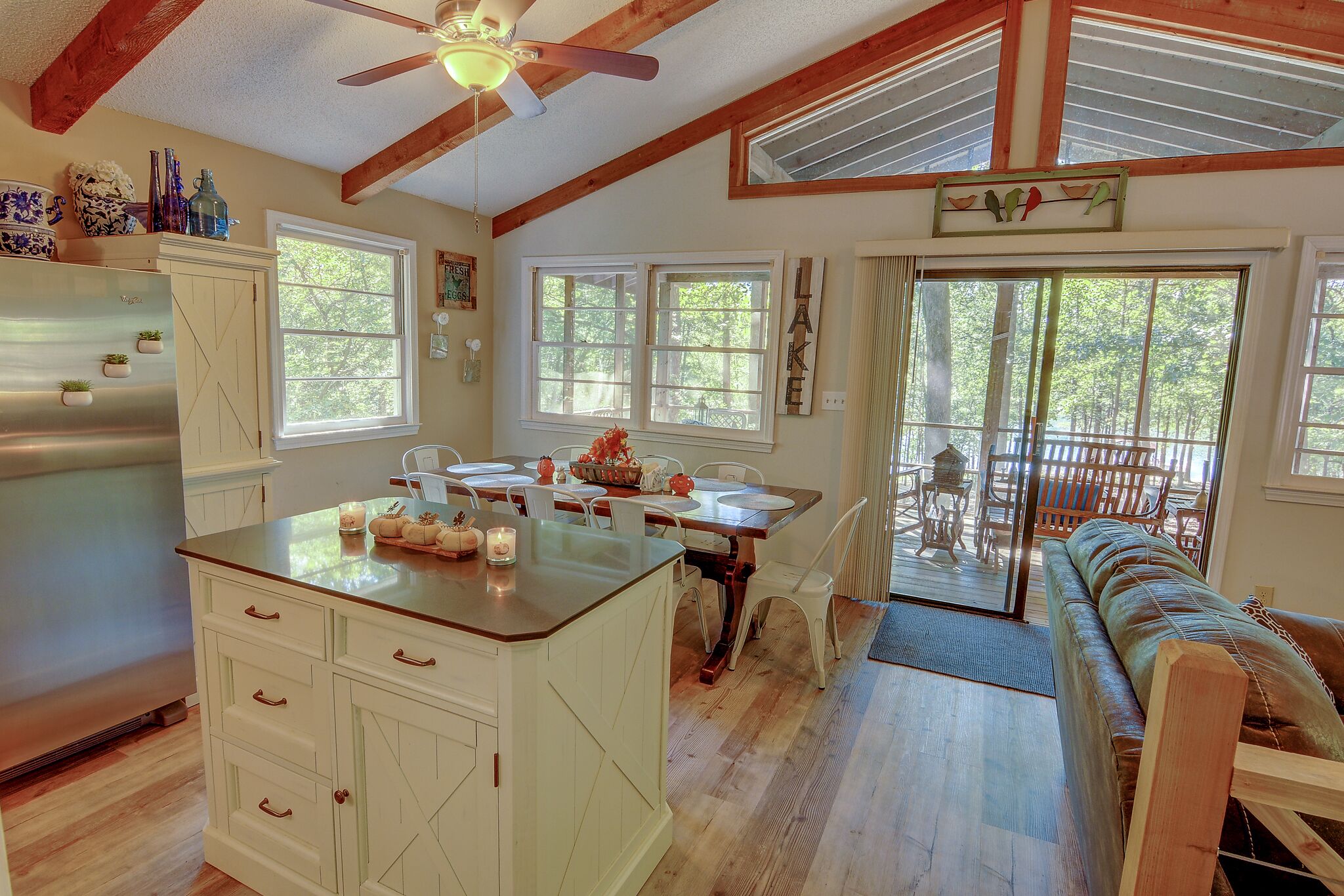 Lake Front Wooded Cabin - glamping vibe on Lake Hartwell, with Fire Pit & Dock.