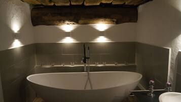 浴缸、吹风机、毛巾、卫生纸