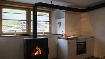 Fridge, oven, stovetop, coffee/tea maker