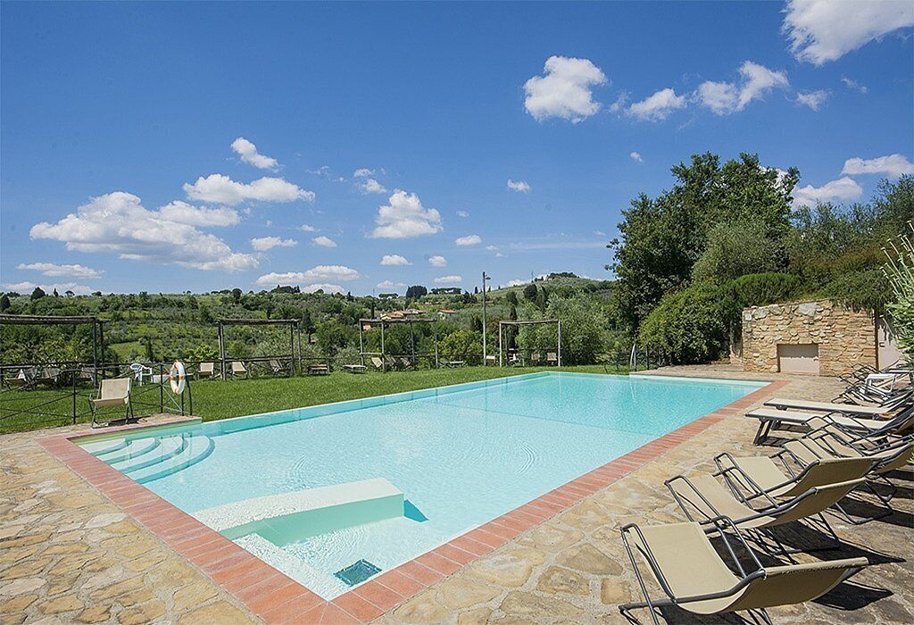 Casa Bonannia F: A bright two-story apartment in the characteristic style of the Tuscan countryside.
