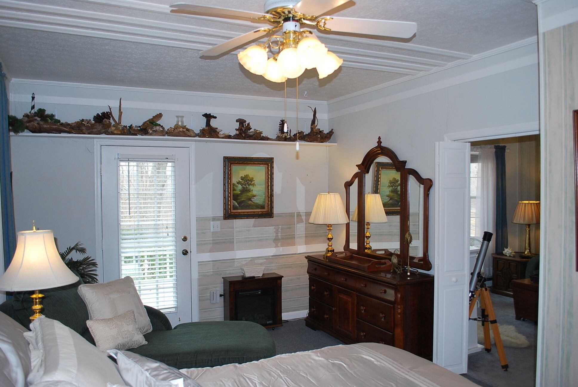 Lake front,  Romantic Honeymoon Getaway, with private dock