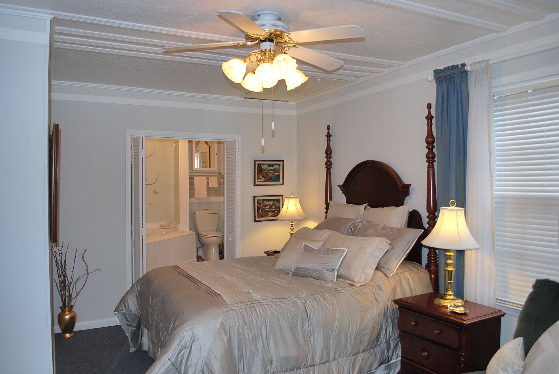 Lake front,  Romantic Honeymoon Getaway, with private dock